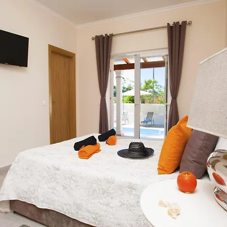 Villa Oustanding With Heatable Pool , Bbq & Wifi Ferreiras