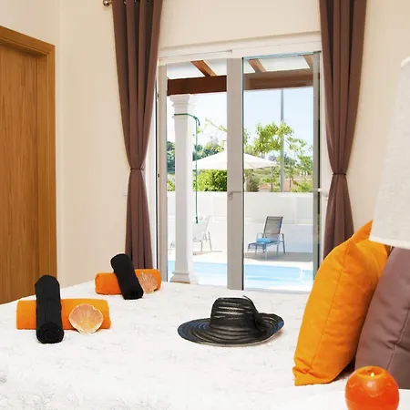 Βίλα Villa In Ferreiras With Private Pool